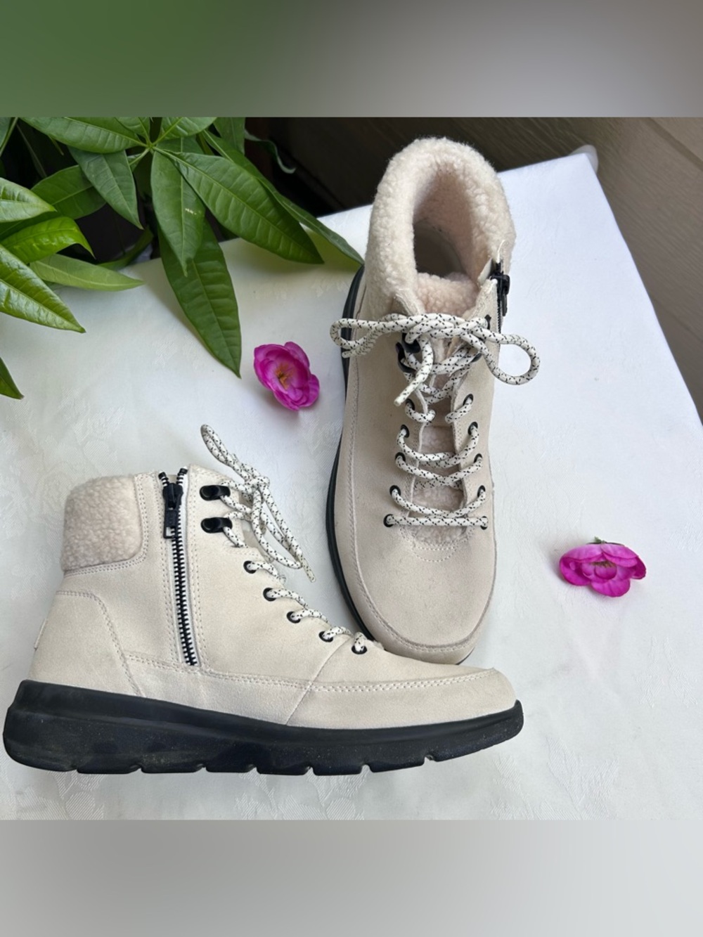 Skechers Go Walk Women's
Boots Glacial Ultra -Woodlands  Size 9.5